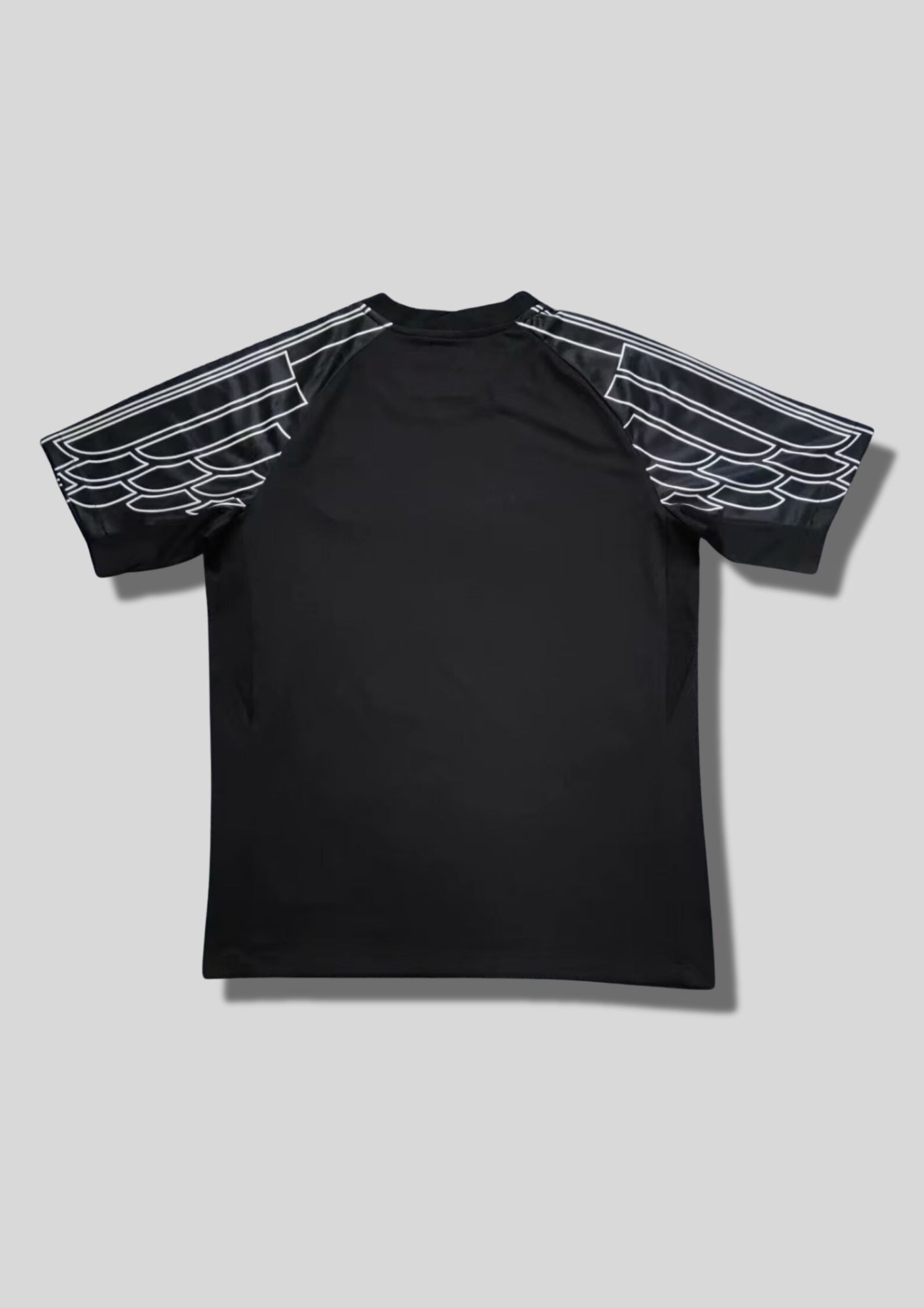 Paris Saint-Germain Jordan noir & "ailes" argentées : maillot Fourth d'entraînement noir avec des motifs graphiques stylisés en forme d'ailes argentées sur les manches, logos blancs et sponsor Qatar Airways. GoalKits