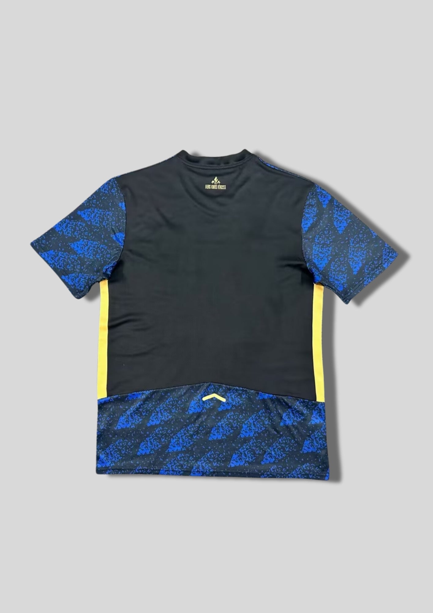 LOSC Lille extérieur 2024-2025 : maillot bleu marine avec un motif de feuilles de chêne stylisées en bleu roi sur tout le torse, bandes latérales et logos jaunes, sponsor Boulanger. GoalKits