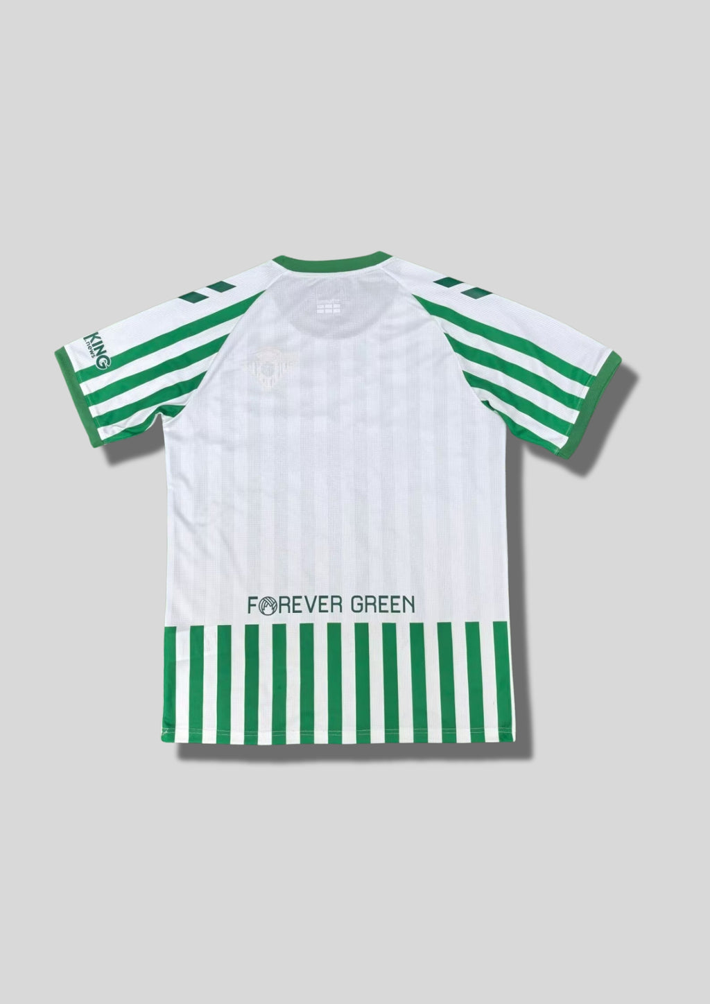 Real Betis Maillot Domicile Classique : Le design traditionnel à rayures verticales vertes et blanches avec le sponsor GREE. GoalKits