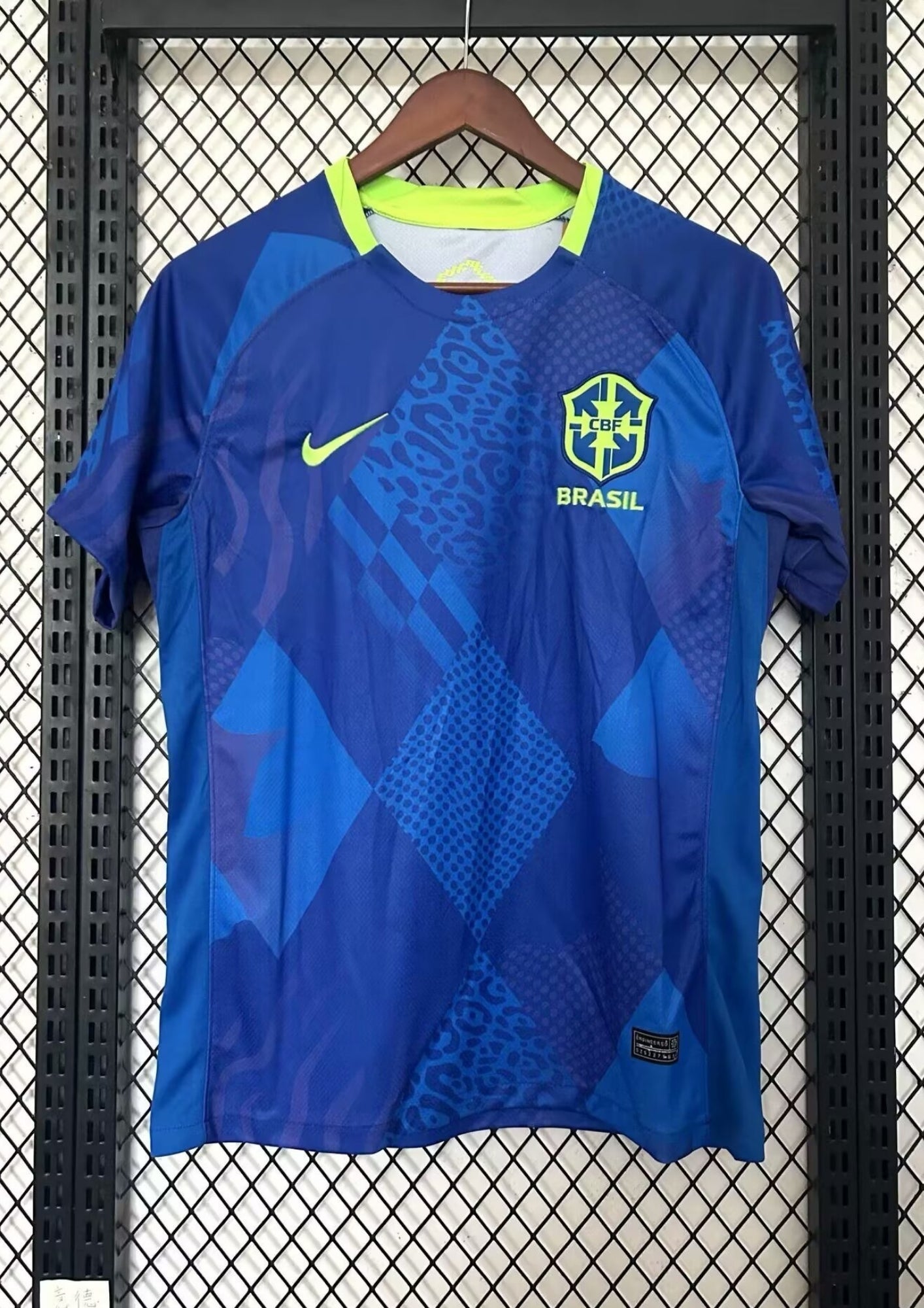 Brésil (Patchwork) Bleu, motifs géométriques et léopard en ton sur ton, col et logos jaune fluo. GoalKits