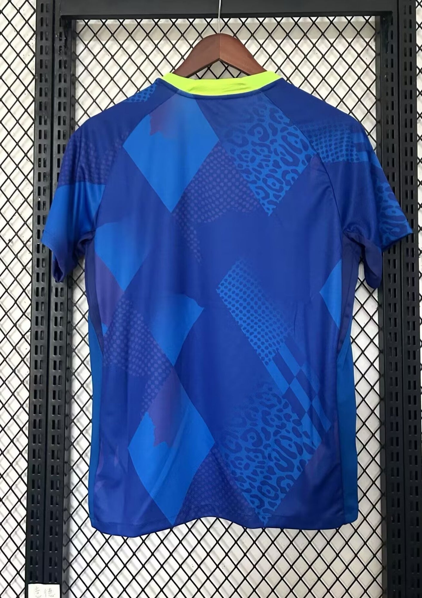 Brésil (Patchwork) Bleu, motifs géométriques et léopard en ton sur ton, col et logos jaune fluo. GoalKits