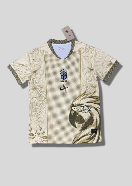 Brésil (Arara) Crème et olive, motifs floraux et tête de perroquet, logos CBF et Nike centrés. GoalKits