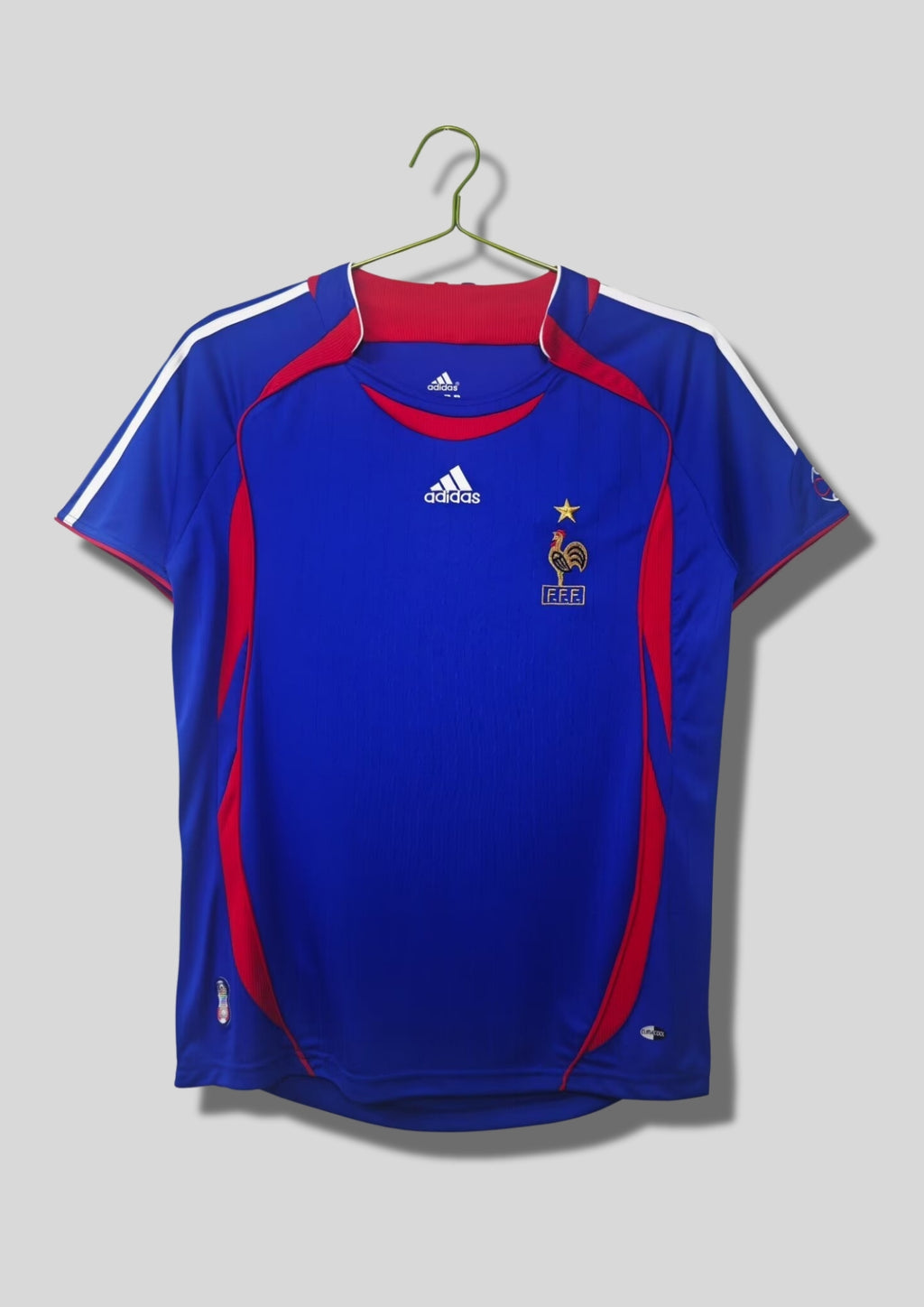 France Domicile 2006 (Entraînement/Alternative) : Bleu uni avec de larges empiècements rouges courbés sur les flancs. GoalKits