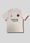 Paris Saint-Germain Jordan rose très clair : édition de match rose pâle avec de fines rayures verticales, logo "Jumpman" et sponsor Qatar Airways noirs. GoalKits