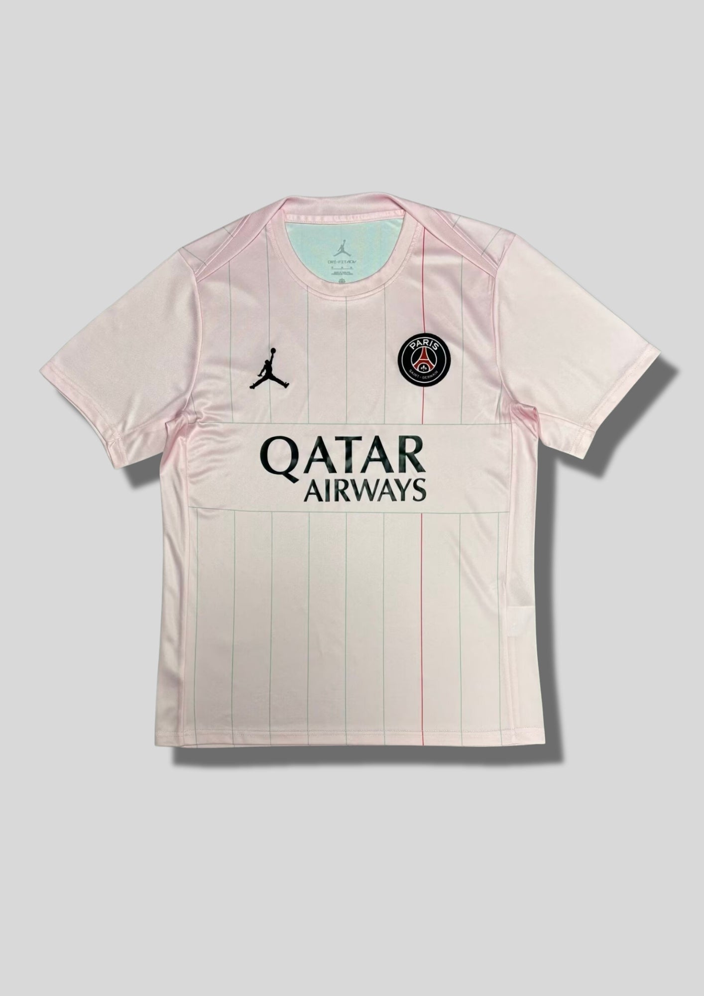 Paris Saint-Germain Jordan rose très clair : édition de match rose pâle avec de fines rayures verticales, logo "Jumpman" et sponsor Qatar Airways noirs. GoalKits