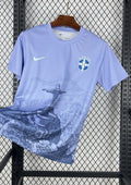 Brésil (Rio) Bleu lilas, illustration du Christ Rédempteur et de Rio, logos Nike et CBF blancs et bleus. GoalKits