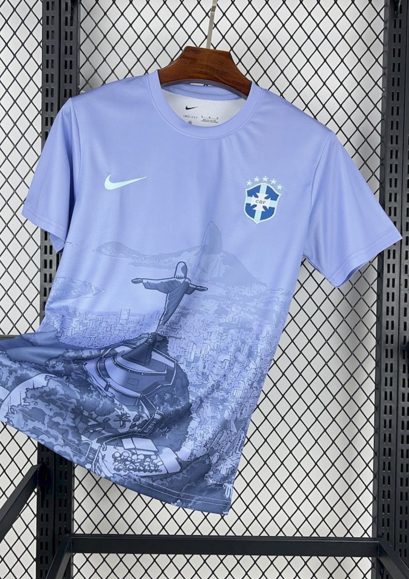 Brésil (Rio) Bleu lilas, illustration du Christ Rédempteur et de Rio, logos Nike et CBF blancs et bleus. GoalKits