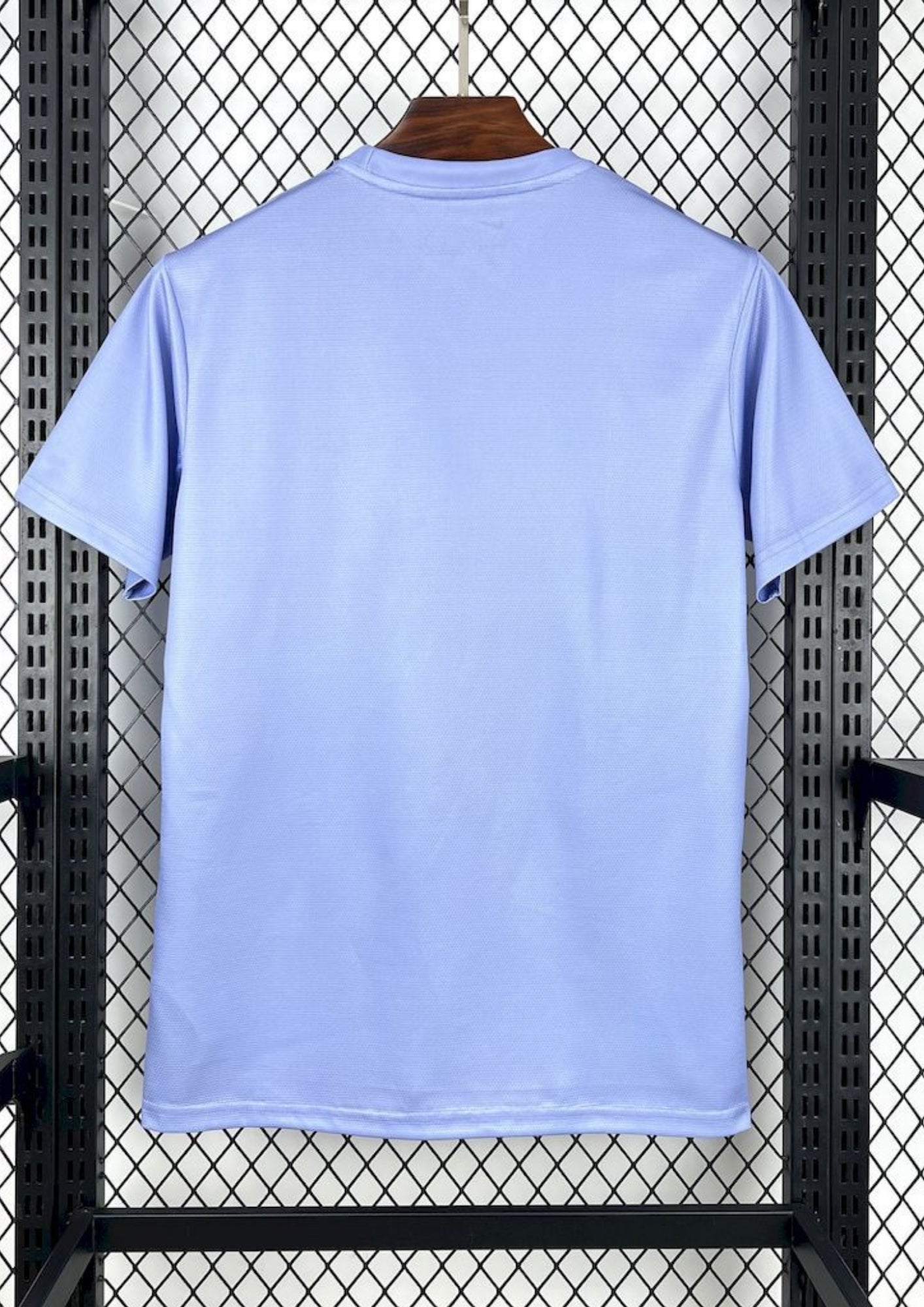 Brésil (Rio) Bleu lilas, illustration du Christ Rédempteur et de Rio, logos Nike et CBF blancs et bleus. GoalKits