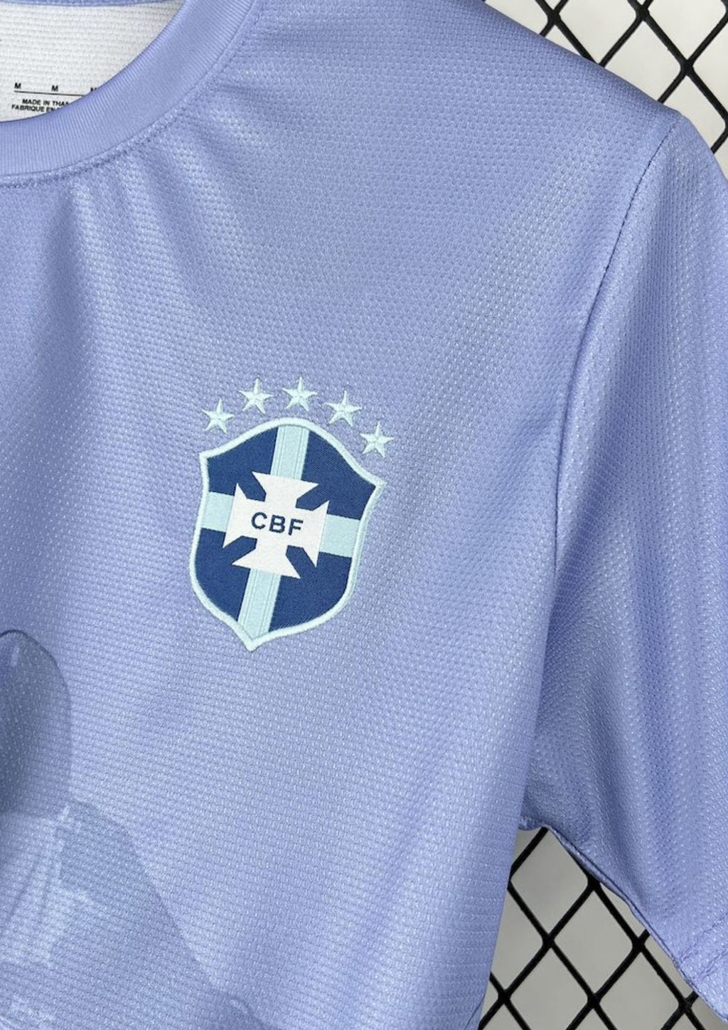 Brésil (Rio) Bleu lilas, illustration du Christ Rédempteur et de Rio, logos Nike et CBF blancs et bleus. GoalKits
