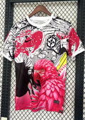 Brésil (Arara Rose) Rose, blanc et noir, illustration d'un perroquet ara et fleurs tropicales, logos Nike et CBF noirs. GoalKits