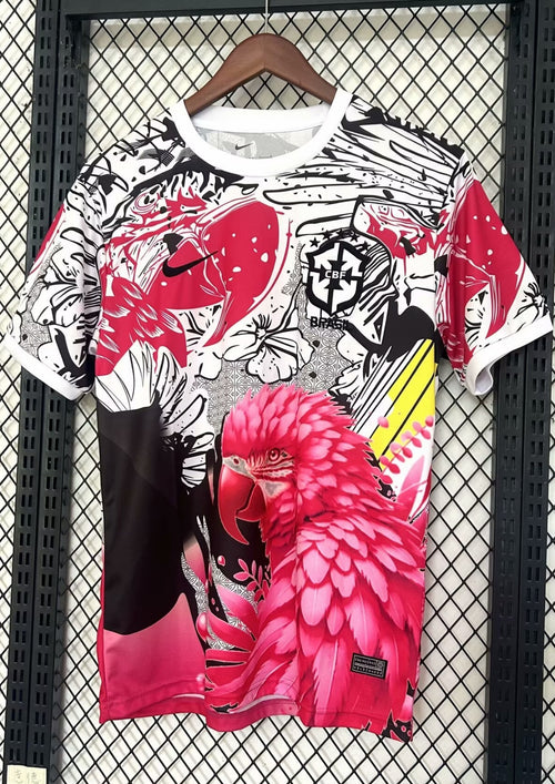 Brésil (Arara Rose) Rose, blanc et noir, illustration d'un perroquet ara et fleurs tropicales, logos Nike et CBF noirs. GoalKits