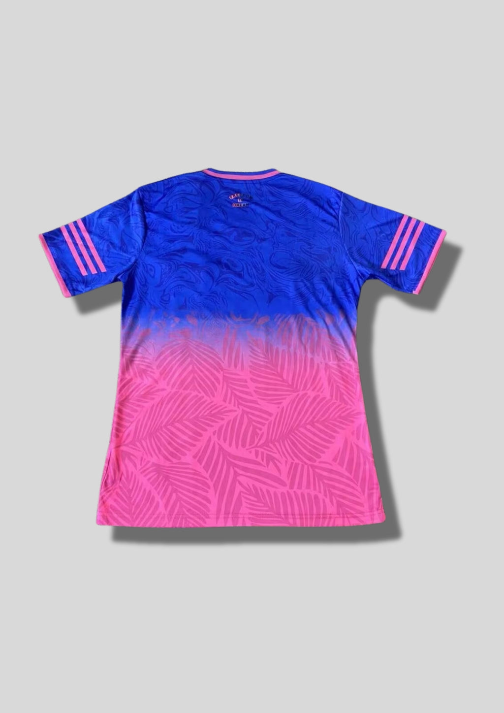 Inter Miami CF "Pink Leaves" : Dégradé du bleu au rose avec motifs de feuilles de palmier et sponsor "Miami" stylisé GoalKits