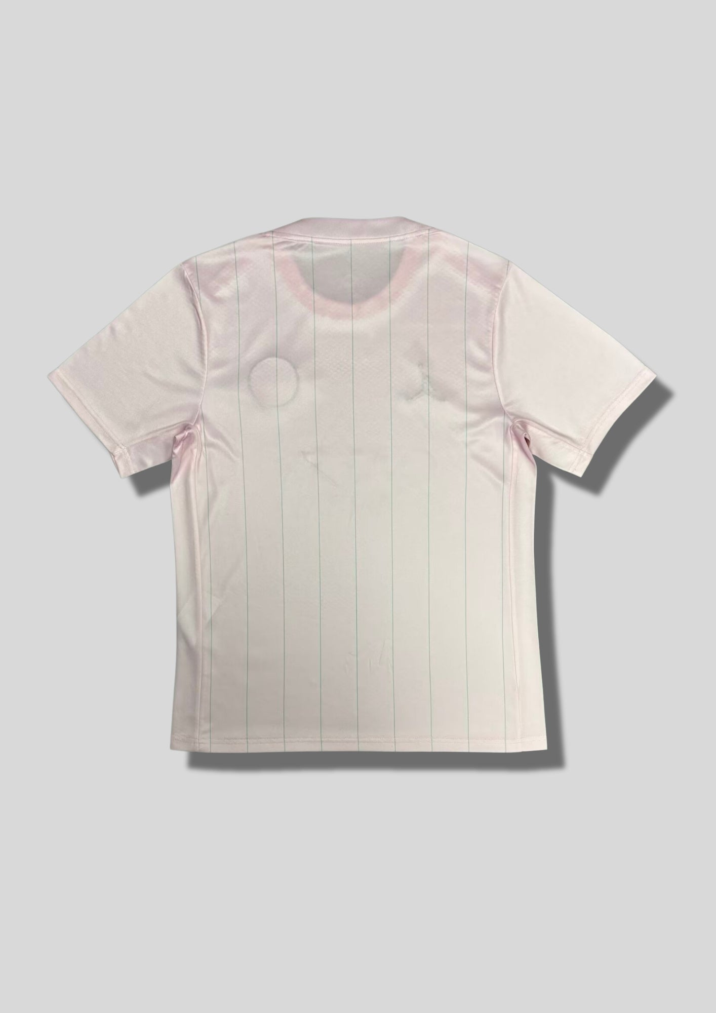 Paris Saint-Germain Jordan rose très clair : édition de match rose pâle avec de fines rayures verticales, logo "Jumpman" et sponsor Qatar Airways noirs. GoalKits