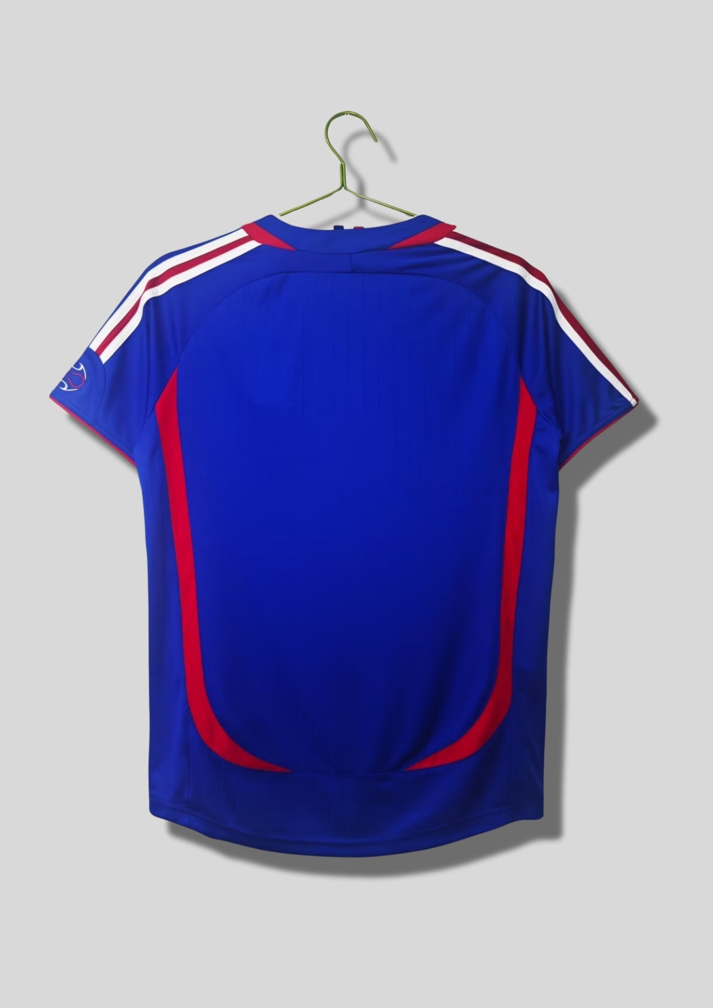France Domicile 2006 (Entraînement/Alternative) : Bleu uni avec de larges empiècements rouges courbés sur les flancs. GoalKits