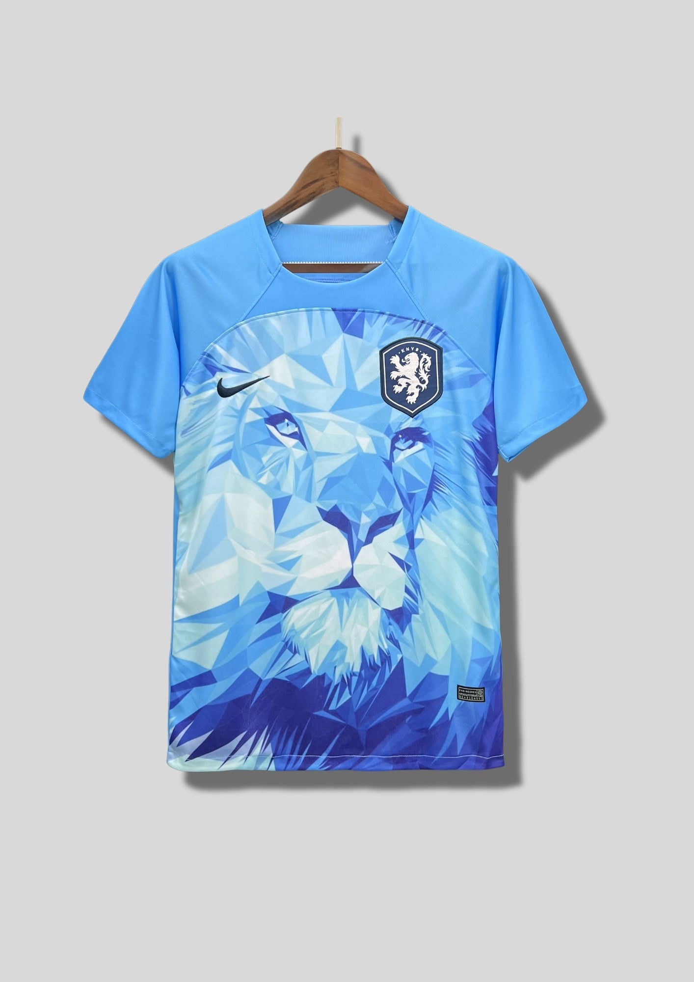 Pays-Bas (Lion) Bleu ciel, portrait de lion en style géométrique facetté, logos Nike et KNVB. GoalKits