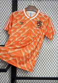 Pays-Bas (1988 Retro) Orange et blanc, motif géométrique en chevrons, logos Adidas et KNVB noirs. GoalKits