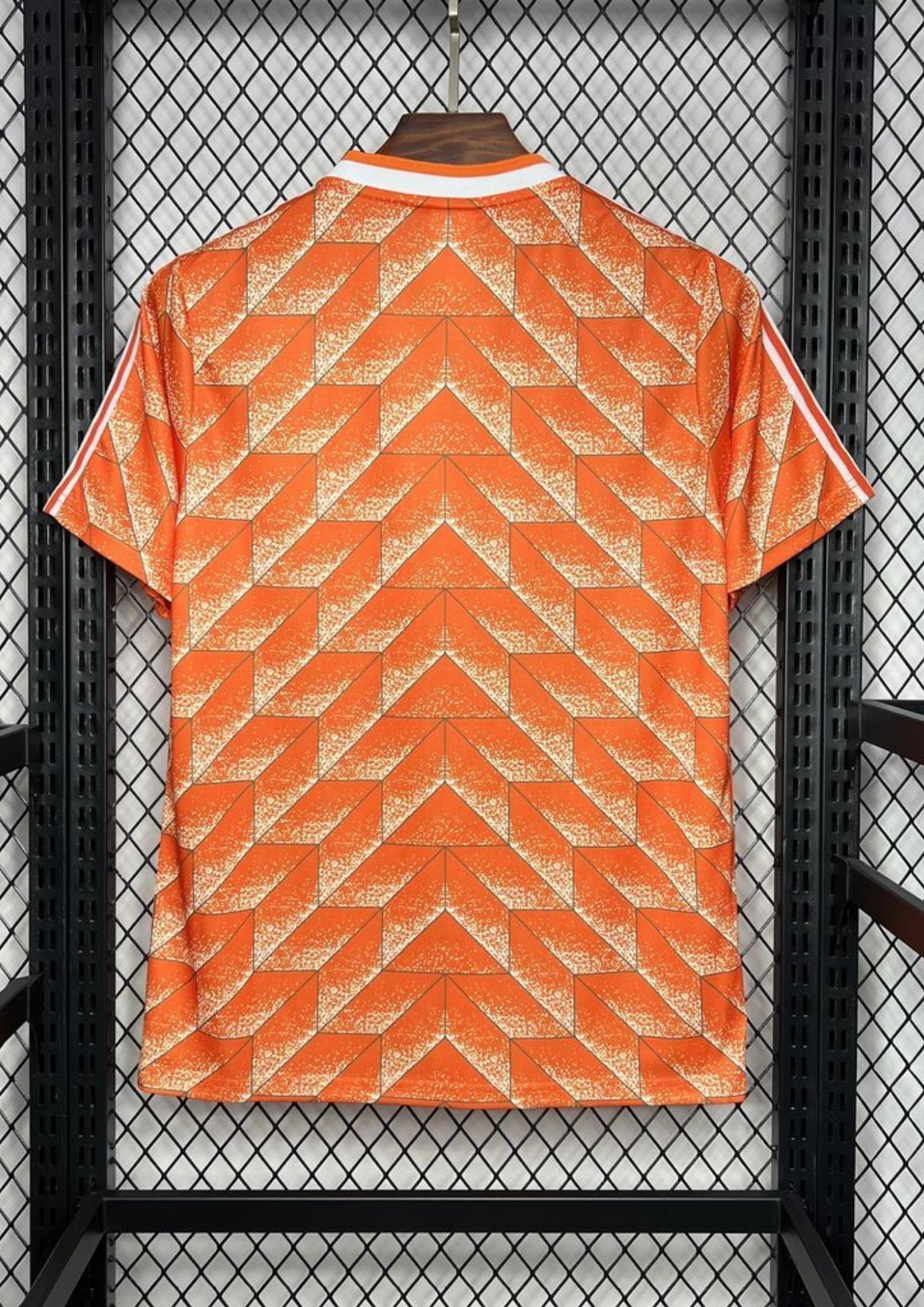 Pays-Bas (1988 Retro) Orange et blanc, motif géométrique en chevrons, logos Adidas et KNVB noirs. GoalKits