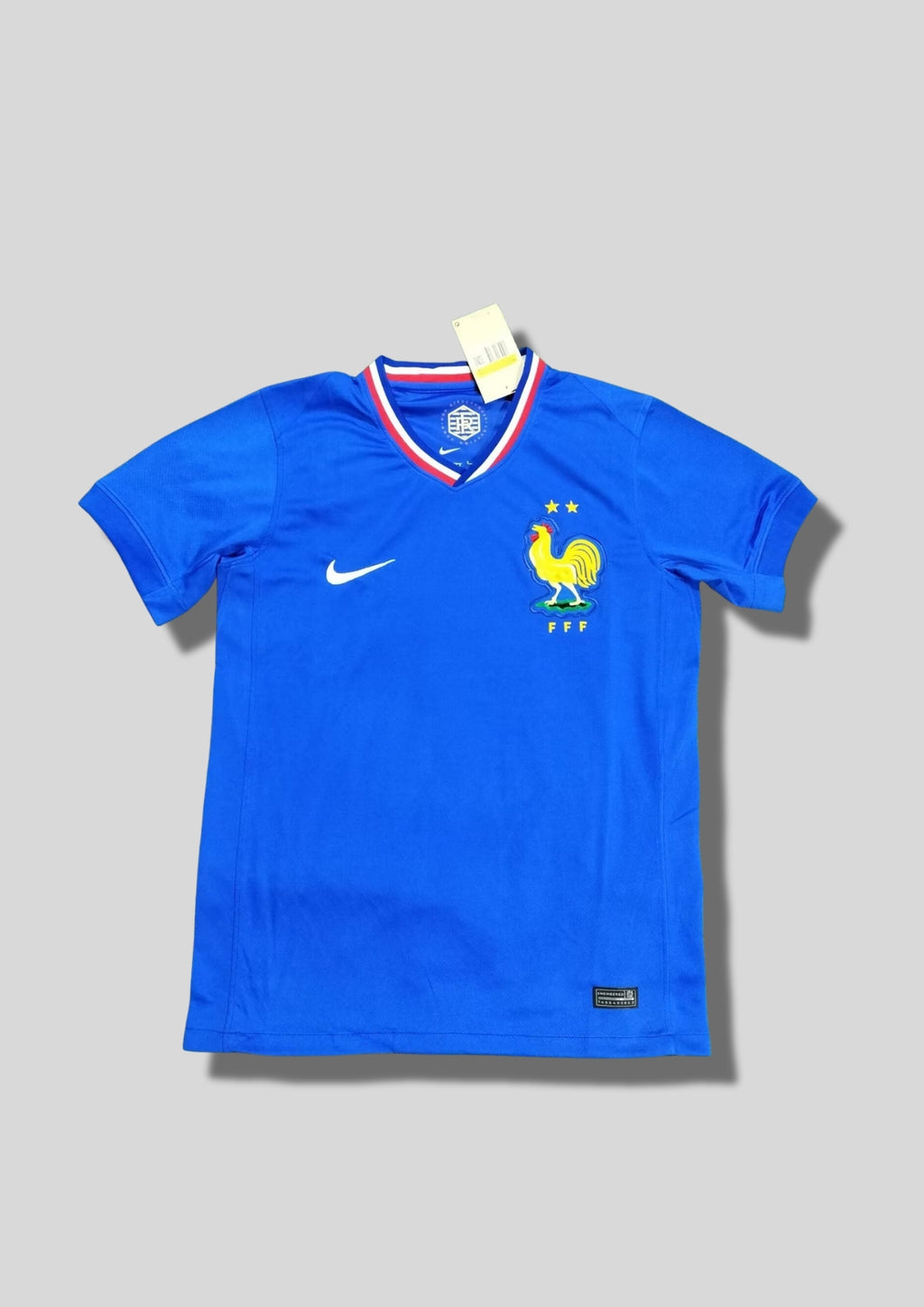 France Domicile Euro 2024 : Bleu vif, col tricolore, coq géant doré avec deux étoiles. GoalKits