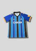 Real Betis Édition "Electric Stripes" : Maillot avec des rayures verticales alternant le noir et le bleu roi, séparées par de fines lignes jaune doré. GoalKits
