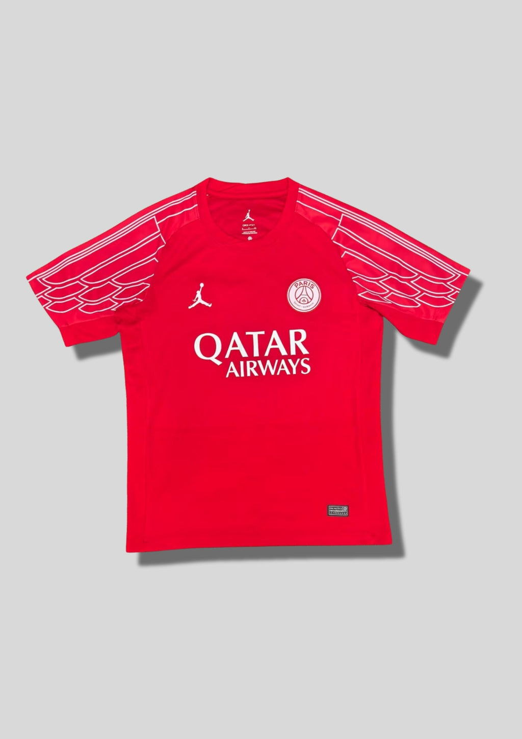 Paris Saint-Germain Jordan rouge & "ailes" blanches : maillot d'entraînement rouge vif avec des motifs d'ailes stylisés sur les manches et logos blancs. GoalKits