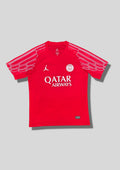 Paris Saint-Germain Jordan rouge & "ailes" blanches : maillot d'entraînement rouge vif avec des motifs d'ailes stylisés sur les manches et logos blancs. GoalKits