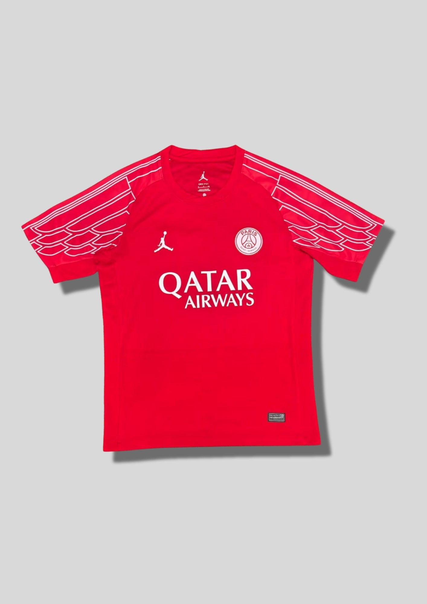 Paris Saint-Germain Jordan rouge & "ailes" blanches : maillot d'entraînement rouge vif avec des motifs d'ailes stylisés sur les manches et logos blancs. GoalKits