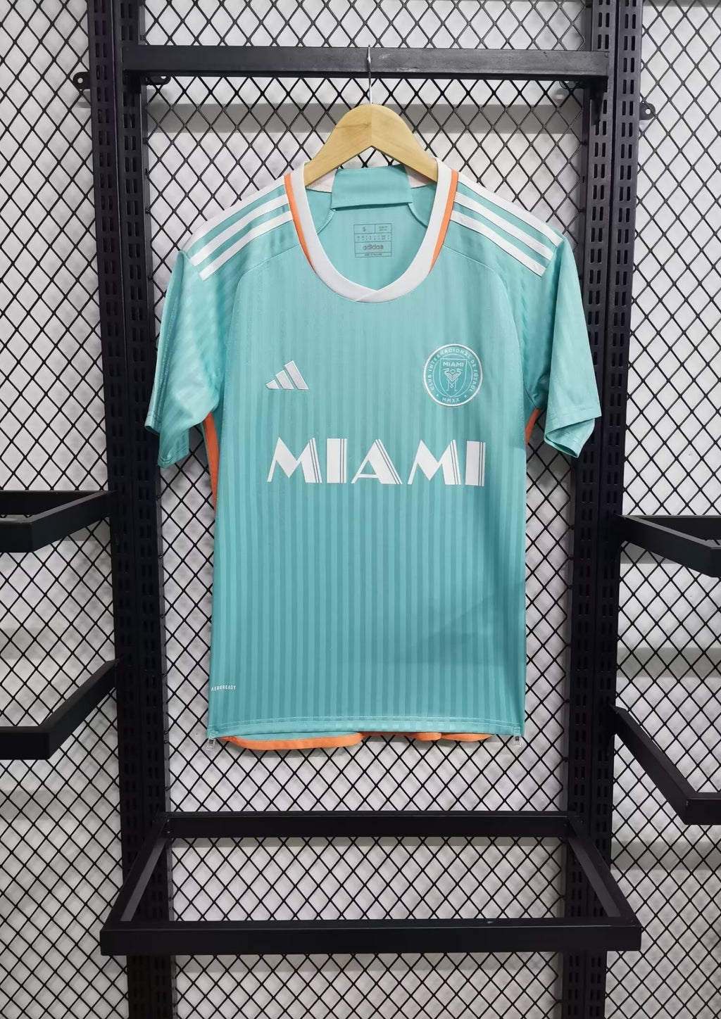 Inter Miami CF "Dolphins" Archive : Turquoise à fines rayures verticales avec détails orange et blanc GoalKits