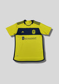 Nashville SC (MLS) Maillot Home 24/25 "615 Kit" – Jaune avec large bande horizontale Bleu Marine. GoalKits