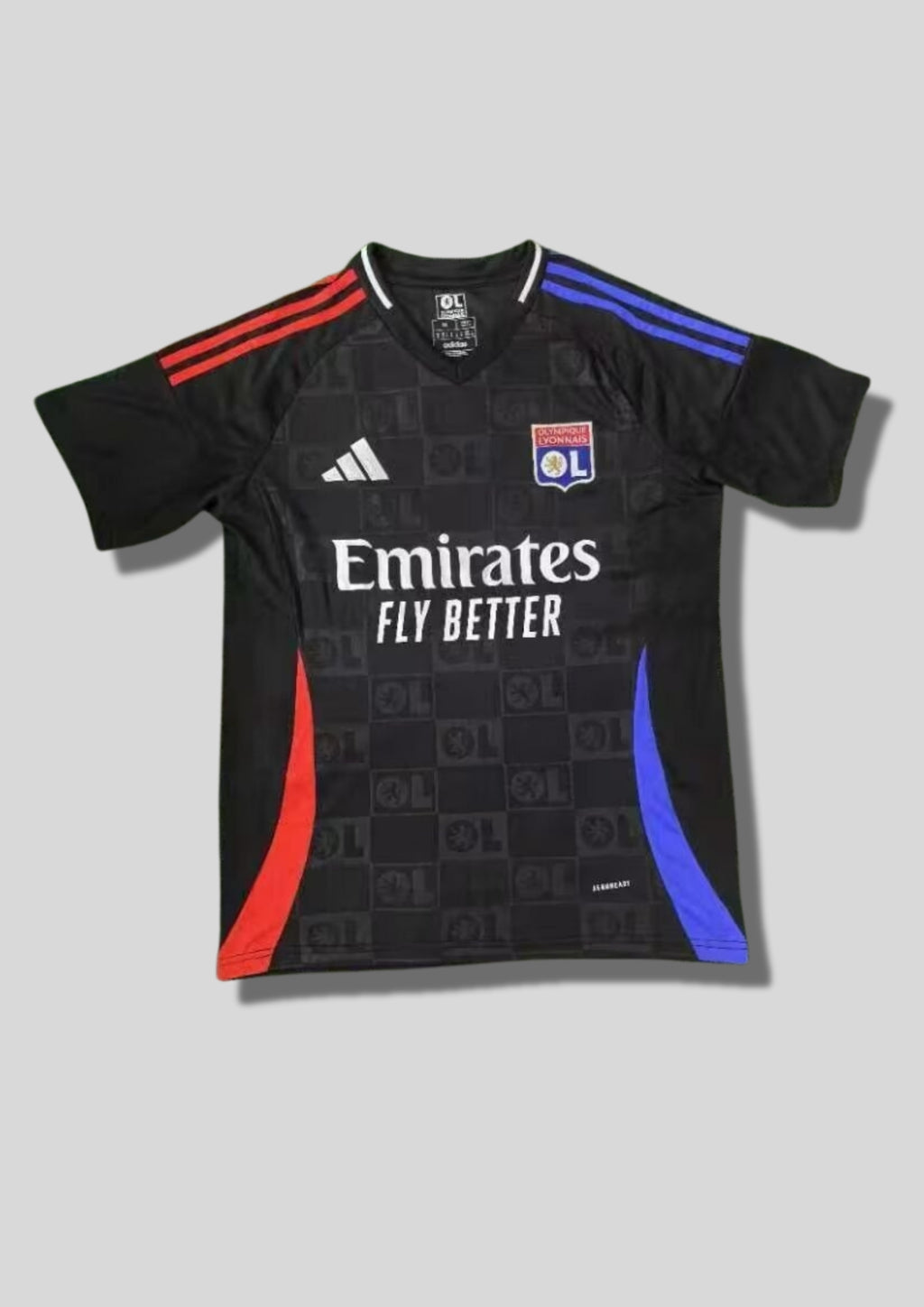 Olympique Lyonnais extérieur 2024-2025 : maillot noir avec un motif en damier ton sur ton "OL", bandes Adidas et détails asymétriques rouges (droite) et bleus (gauche), sponsor Emirates. GoalKits