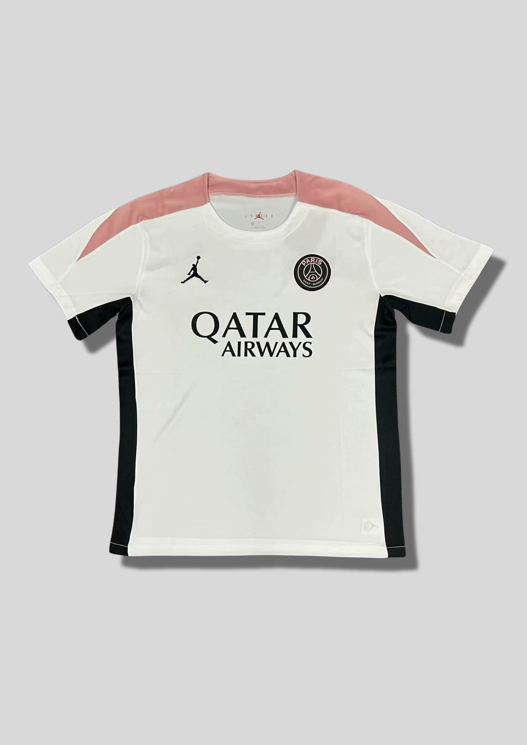 Paris Saint-Germain (France - Ligue 1) Maillot d'Entraînement / Fourth : Un design blanc épuré avec des empiècements contrastés. GoalKits