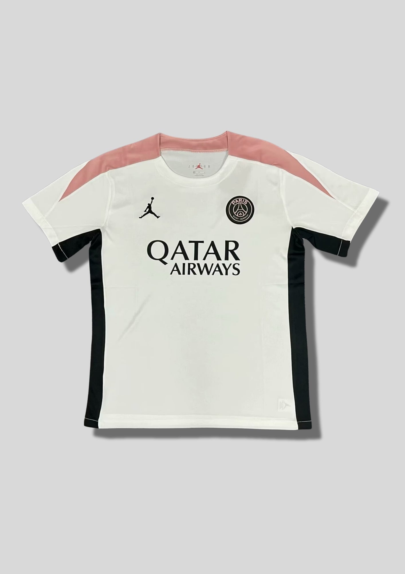 Paris Saint-Germain (France - Ligue 1) Maillot d'Entraînement / Fourth : Un design blanc épuré avec des empiècements contrastés. GoalKits