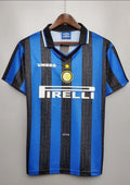 Inter Milan domicile 1997-1998 : maillot Umbro aux rayures verticales bleues et noires. Les bandes noires comportent le nom du club "F.C. Internazionale" en filigrane. GoalKits