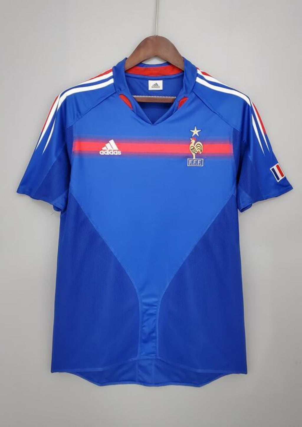 France Domicile 2006 : Bleu, bande rouge dégradée, col en V, technologie Teamgeist. GoalKits