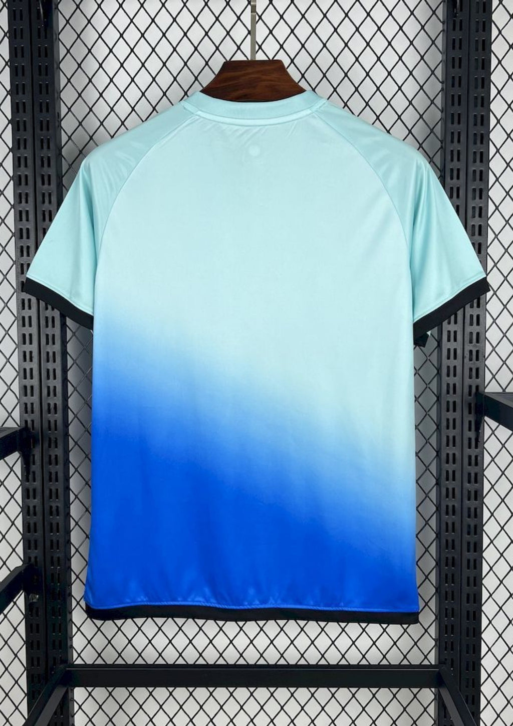 Maroc (Aqua) Dégradé bleu ciel et bleu roi, motifs de nuages et chevaux, logos Puma et FRMF. GoalKits