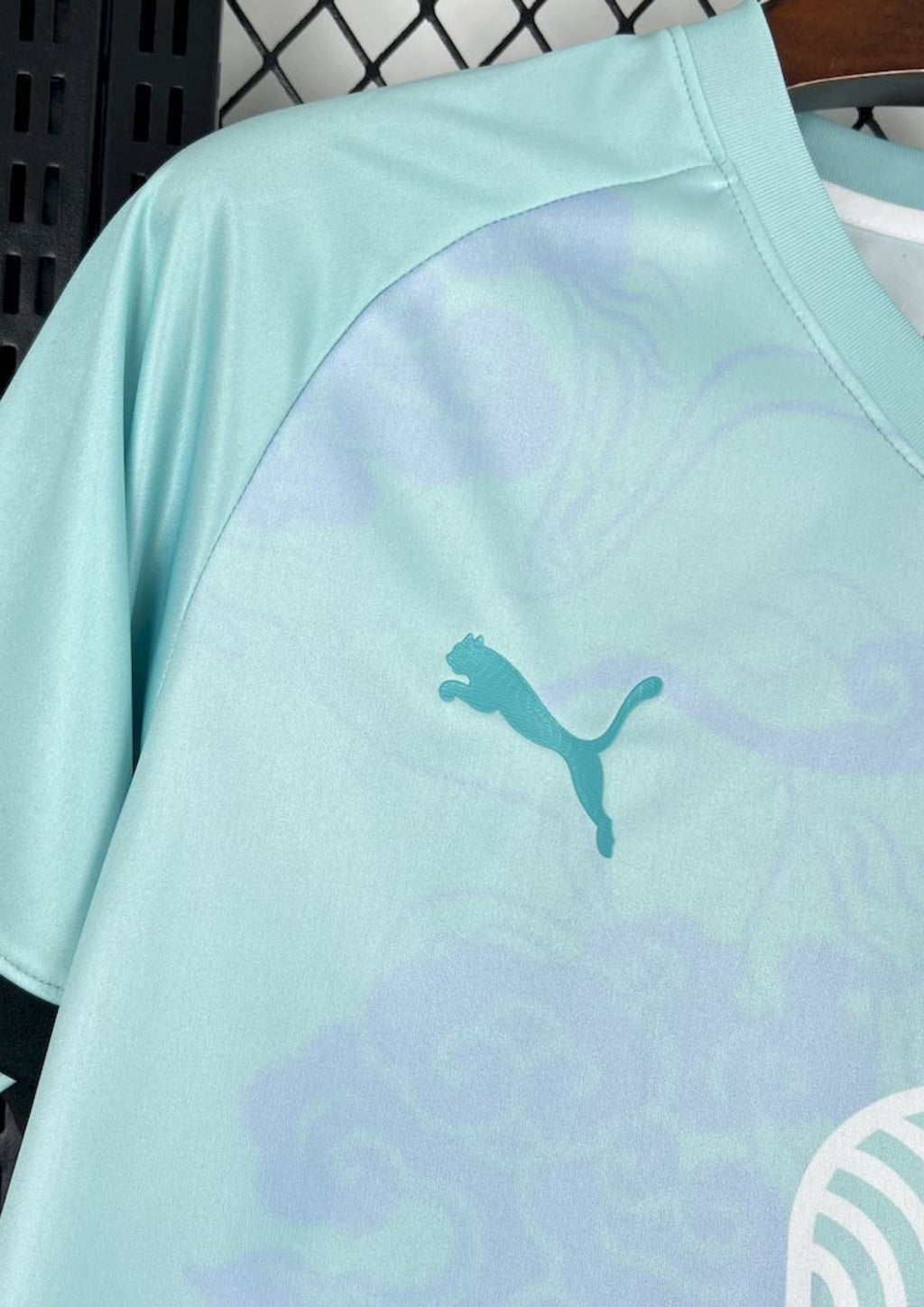 Maroc (Aqua) Dégradé bleu ciel et bleu roi, motifs de nuages et chevaux, logos Puma et FRMF. GoalKits
