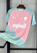 Maroc (Pink Edition) Rose et vert menthe, formes géométriques, calligraphie arabe et carte du pays, logos Puma et FRMF. GoalKits