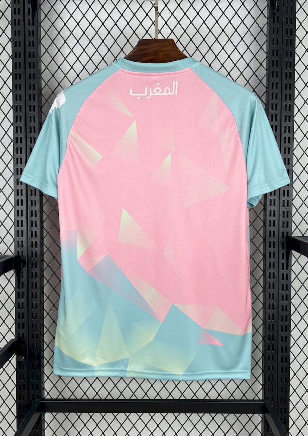 Maroc (Pink Edition) Rose et vert menthe, formes géométriques, calligraphie arabe et carte du pays, logos Puma et FRMF. GoalKits