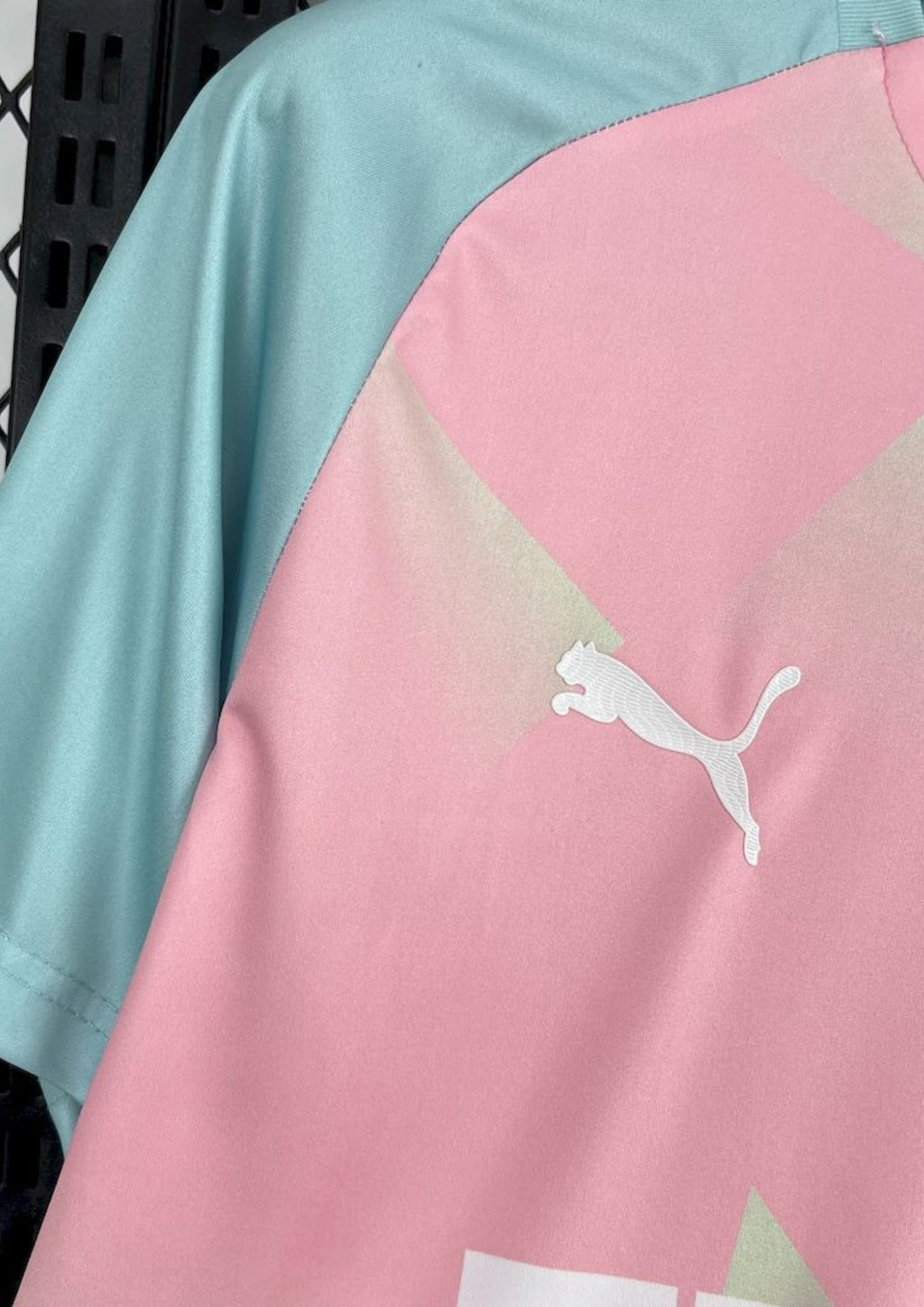 Maroc (Pink Edition) Rose et vert menthe, formes géométriques, calligraphie arabe et carte du pays, logos Puma et FRMF. GoalKits