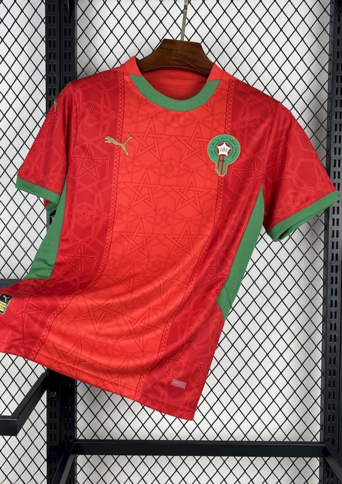 Maroc (Domicile) Rouge et vert, motifs géométriques d'étoiles chérifiennes, logos Puma doré et FRMF. GoalKits