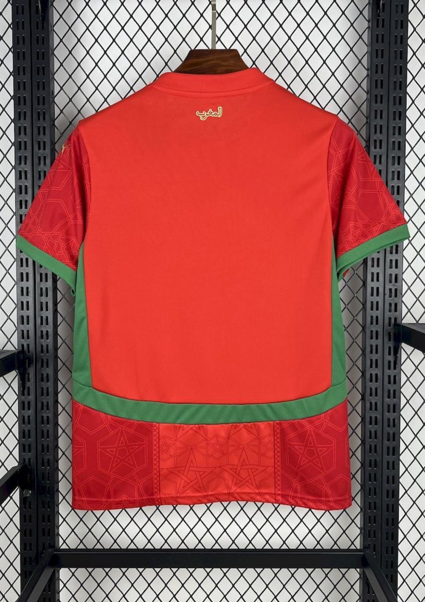 Maroc (Domicile) Rouge et vert, motifs géométriques d'étoiles chérifiennes, logos Puma doré et FRMF. GoalKits