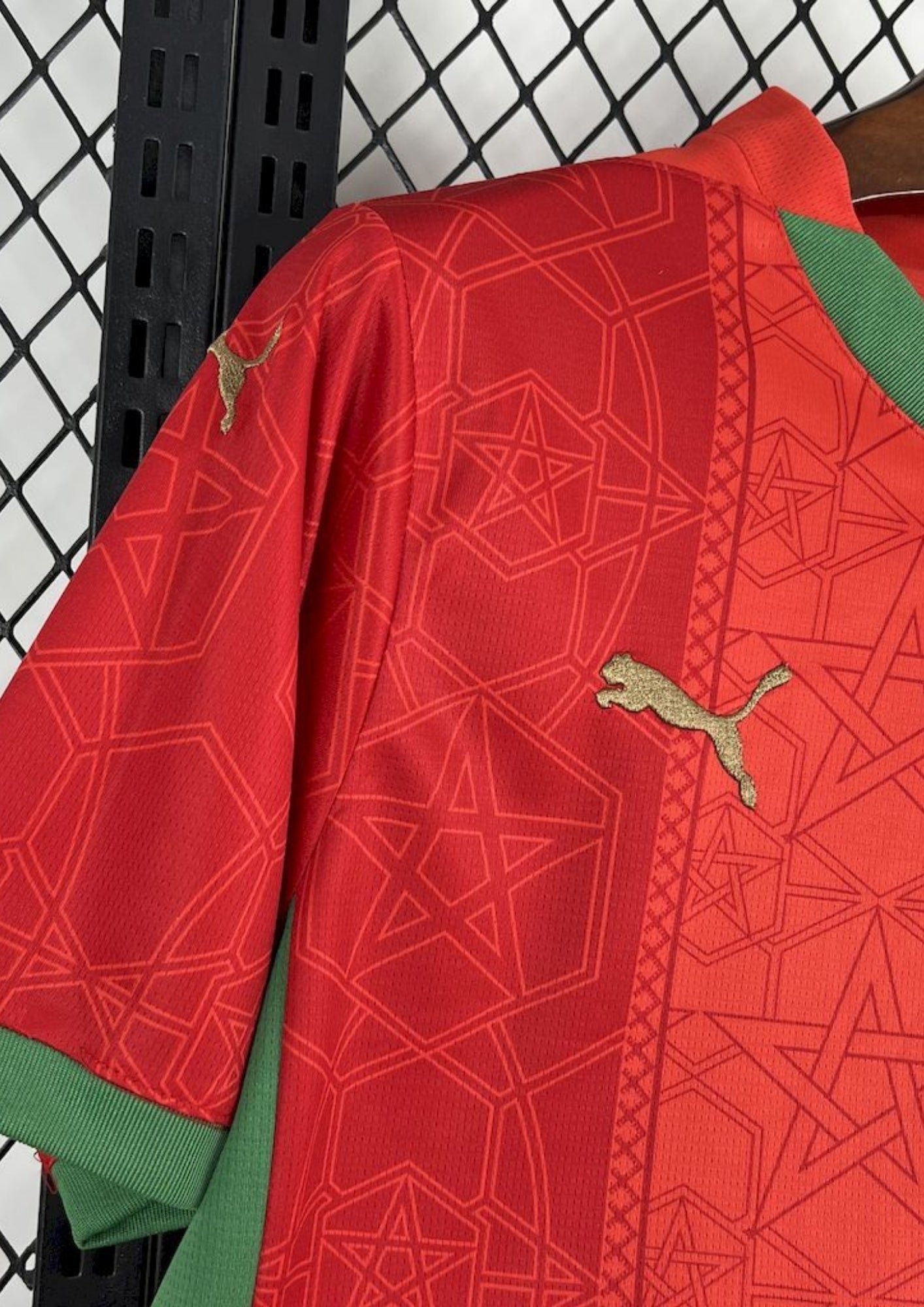 Maroc (Domicile) Rouge et vert, motifs géométriques d'étoiles chérifiennes, logos Puma doré et FRMF. GoalKits