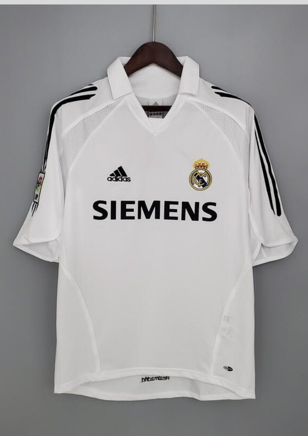 Real Madrid Extérieur 2006/07 : Maillot noir avec des empiècements blancs sur les flancs et le sponsor BenQ-Siemens. Il comporte le badge de "Meilleur Club du XXe Siècle". GoalKits