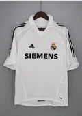Real Madrid Extérieur 2006/07 : Maillot noir avec des empiècements blancs sur les flancs et le sponsor BenQ-Siemens. Il comporte le badge de "Meilleur Club du XXe Siècle". GoalKits