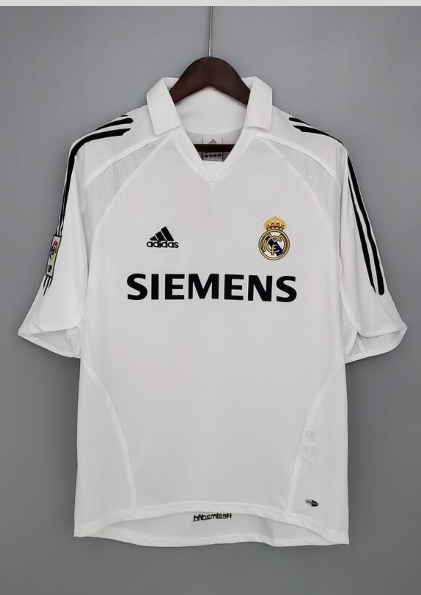 Real Madrid Extérieur 2006/07 : Maillot noir avec des empiècements blancs sur les flancs et le sponsor BenQ-Siemens. Il comporte le badge de "Meilleur Club du XXe Siècle". GoalKits