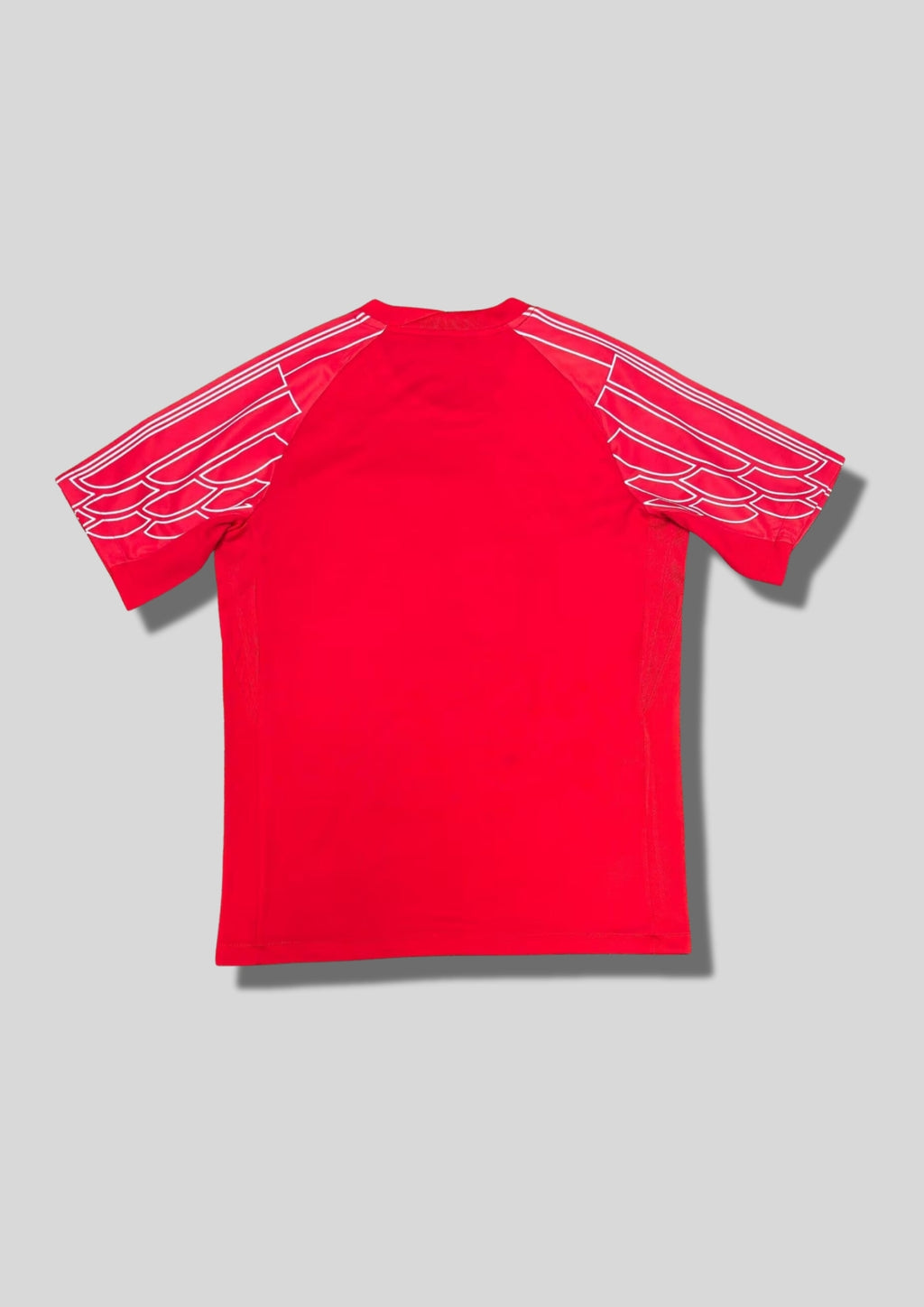 Paris Saint-Germain Jordan rouge & "ailes" blanches : maillot d'entraînement rouge vif avec des motifs d'ailes stylisés sur les manches et logos blancs. GoalKits