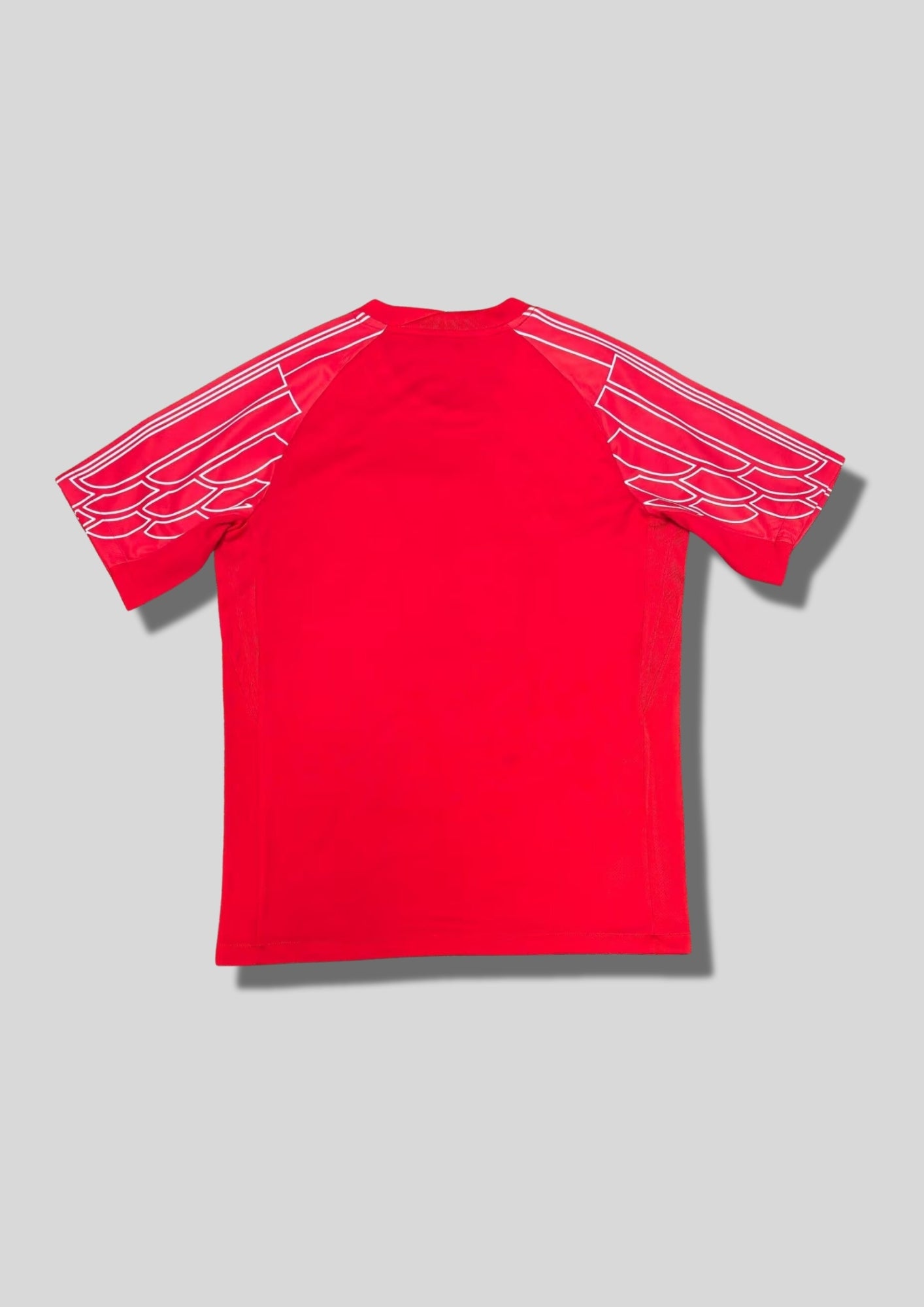 Paris Saint-Germain Jordan rouge & "ailes" blanches : maillot d'entraînement rouge vif avec des motifs d'ailes stylisés sur les manches et logos blancs. GoalKits