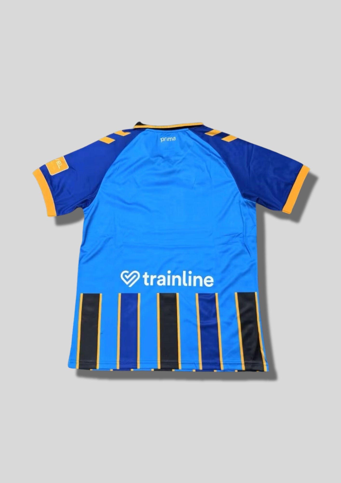 Real Betis Édition "Electric Stripes" : Maillot avec des rayures verticales alternant le noir et le bleu roi, séparées par de fines lignes jaune doré. GoalKits