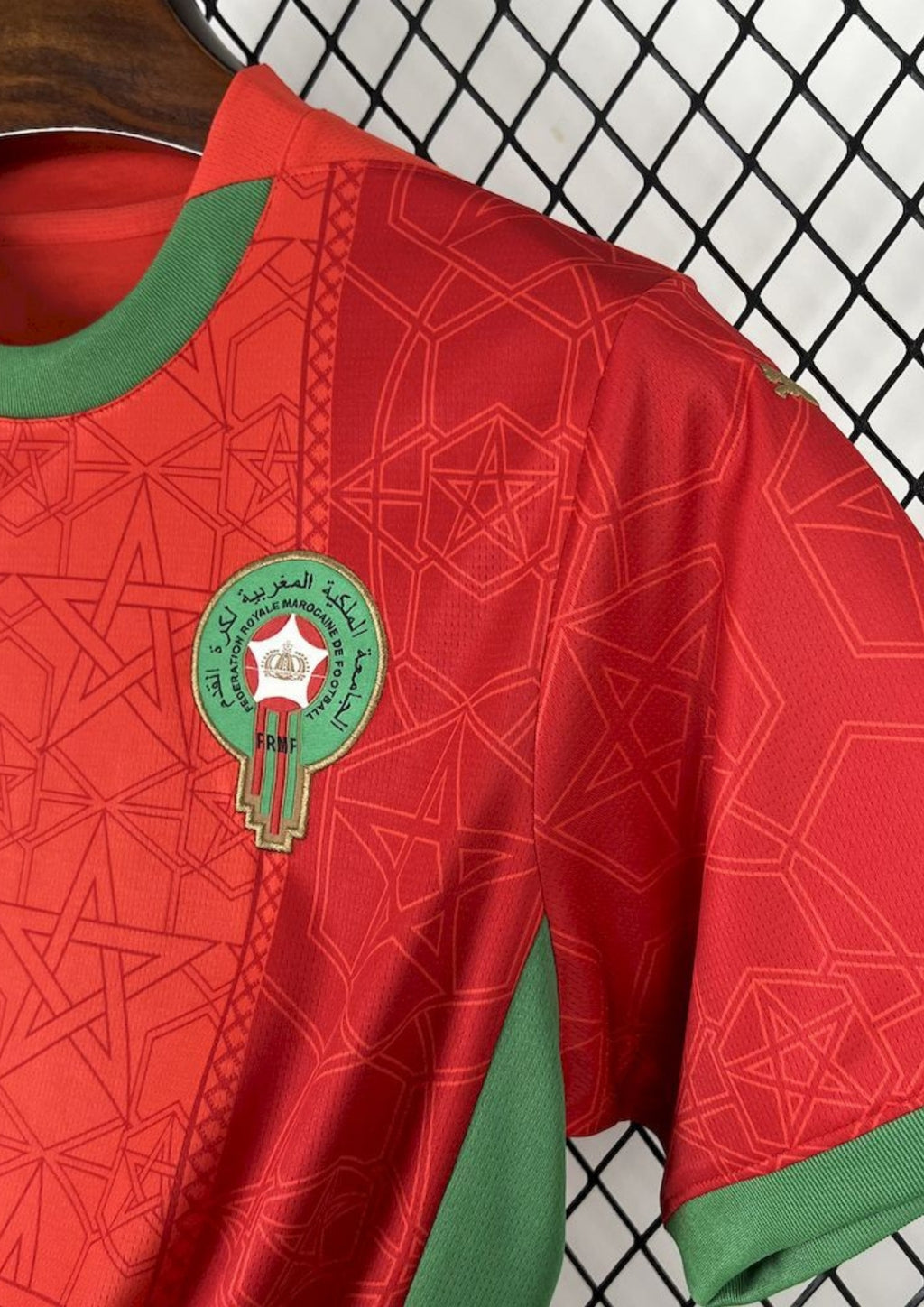 Maroc (Domicile) Rouge et vert, motifs géométriques d'étoiles chérifiennes, logos Puma doré et FRMF. GoalKits