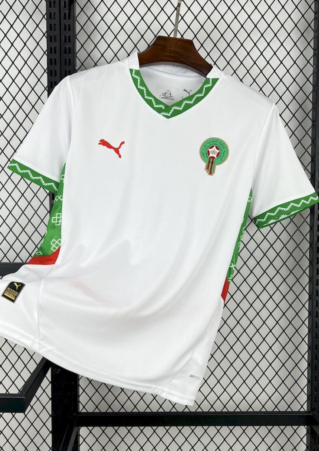 Maroc (Extérieur) Blanc, détails verts et rouges avec motifs traditionnels sur le col et les manches, logos Puma et FRMF. GoalKits