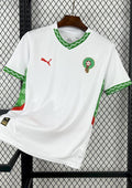Maroc (Extérieur) Blanc, détails verts et rouges avec motifs traditionnels sur le col et les manches, logos Puma et FRMF. GoalKits